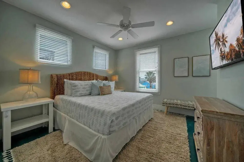 Third Sandbar & Seaglass Landing by Avantstay. Sleeps 30 2 Homes + Dual Pools + Outdoor Living Steps to Beach