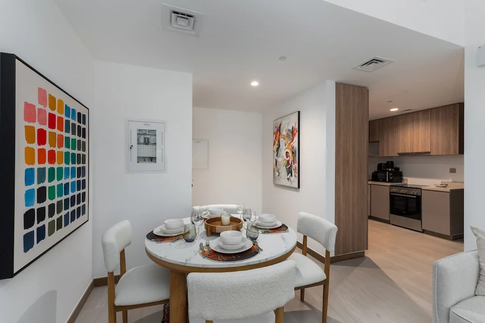 Vibrant 2BR Miami Vibes at Business Bay