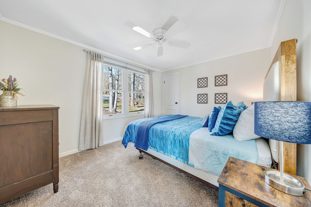 Lake Point Retreat - Lakefront Home With Hot Tub, Fire pit & Game Room