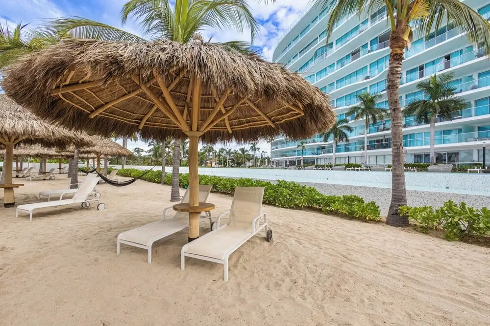 NEW Beachfront Marítima Condos 2 Pools
