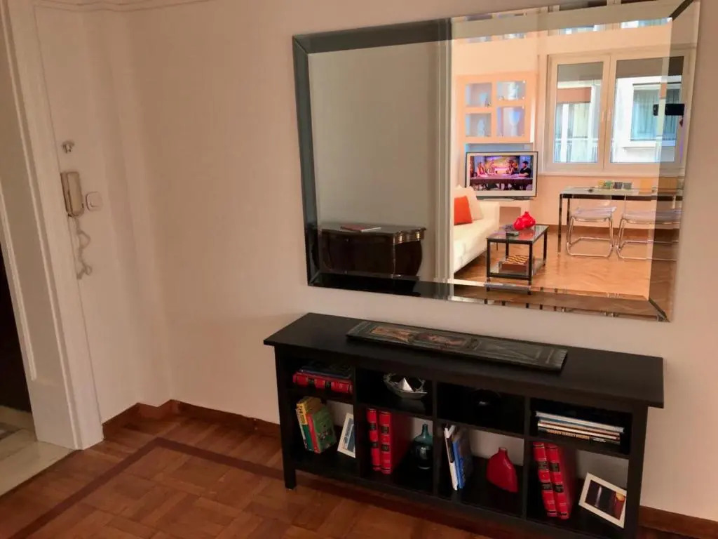 Spacious & Sunny Kolonaki Apt 5 mins metro/ACx3/1.5 BT