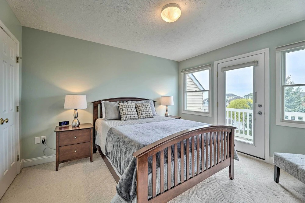 Bright Manistee Condo w/ Beach + Pool Access!