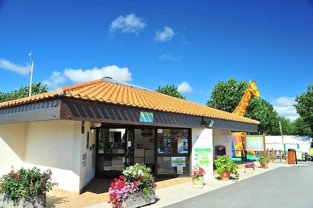 Property with 3 Bedrooms in Saint-Hilaire-De-Riez, with Shared Pool And Furnished Terrace - 400 M From the Beach