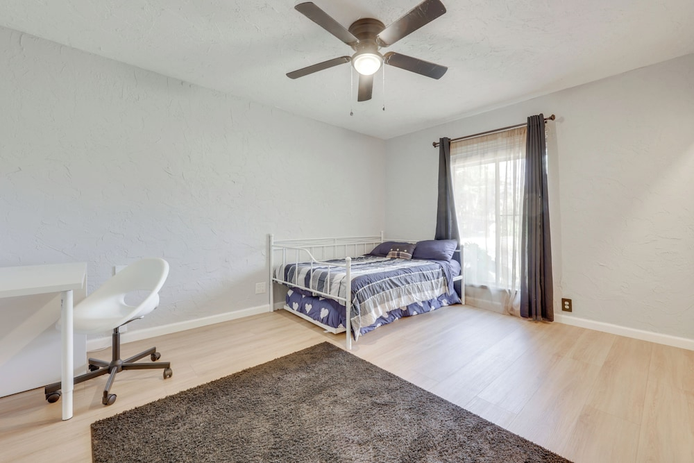 Spacious Home - 6 Mi to Downtown Fresno!