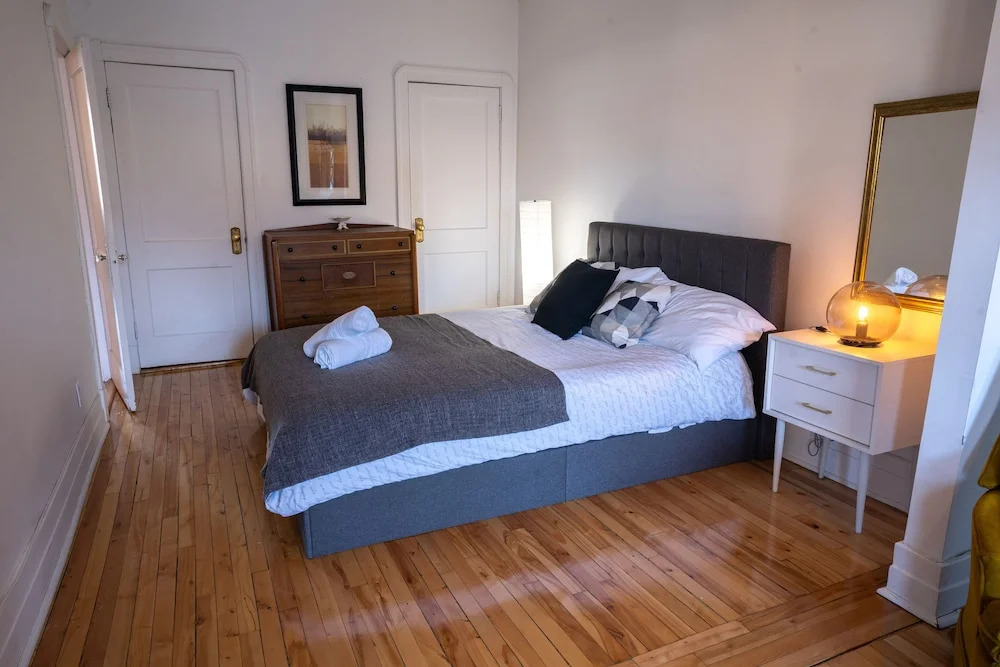 Stunning 2 Bedroom Apt! 3mins Walk From CDN Metro