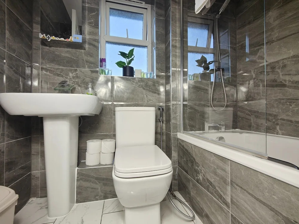 3 Bed House - Sleeps 7 - Garden - Parking - Wifi