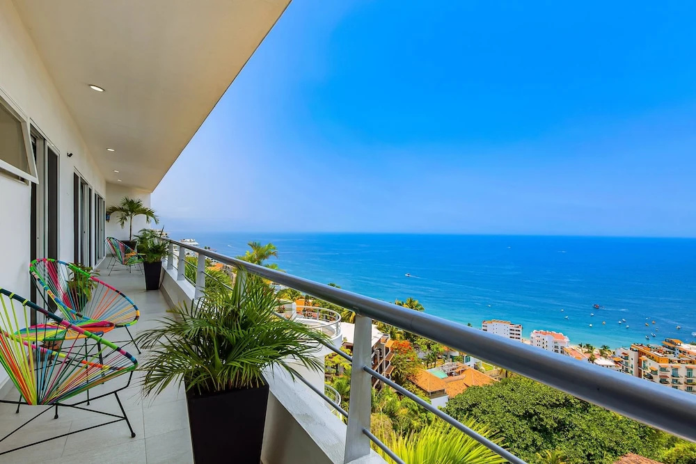Dog-friendly Ocean View Penthouse & Studio With a Full Kitchen & Kitchenette