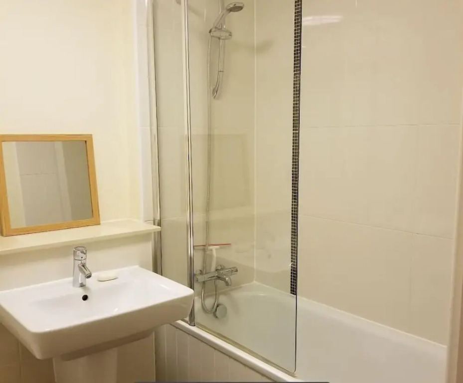 47 Chelsea House - Q-zotica City Centre Apartments: Parking, City view & Smart gadgets