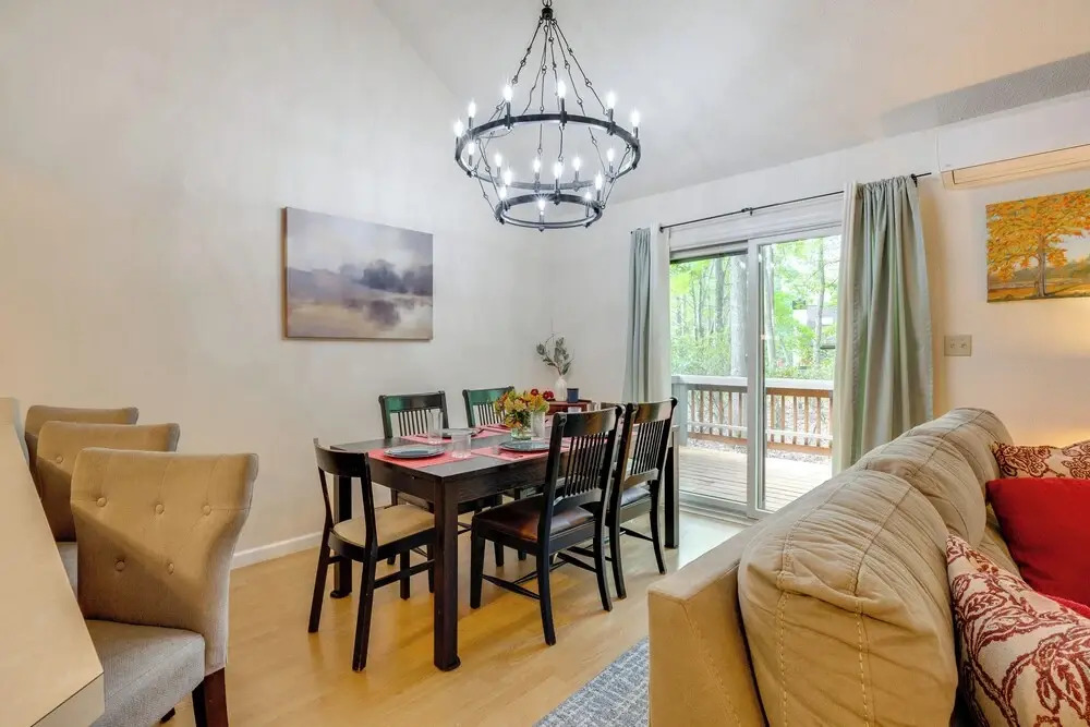 Near Skiing & Lakes: Contemporary Poconos Townhome