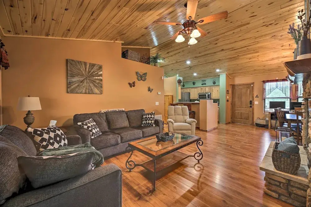 3 Mi to Fool Hollow Lake: Cozy Cabin w/ Deck