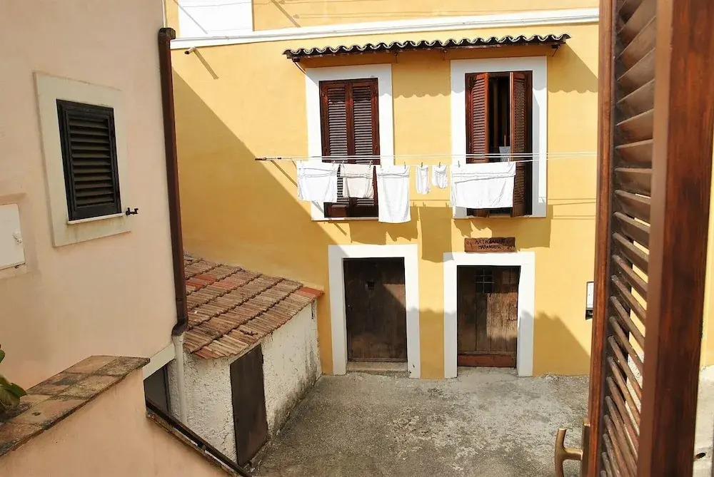Caprera Room - Air-conditioned Triple Room in Maranola - Formia