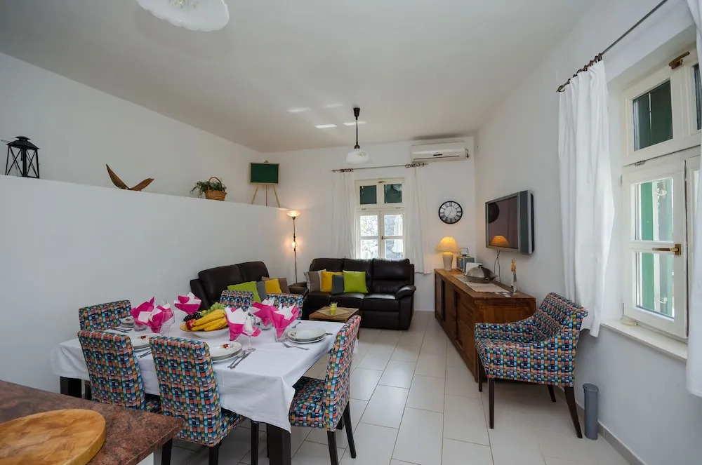 VILLA BARETIC