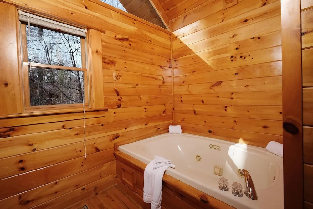 Smoky Treehouse Lodge #614