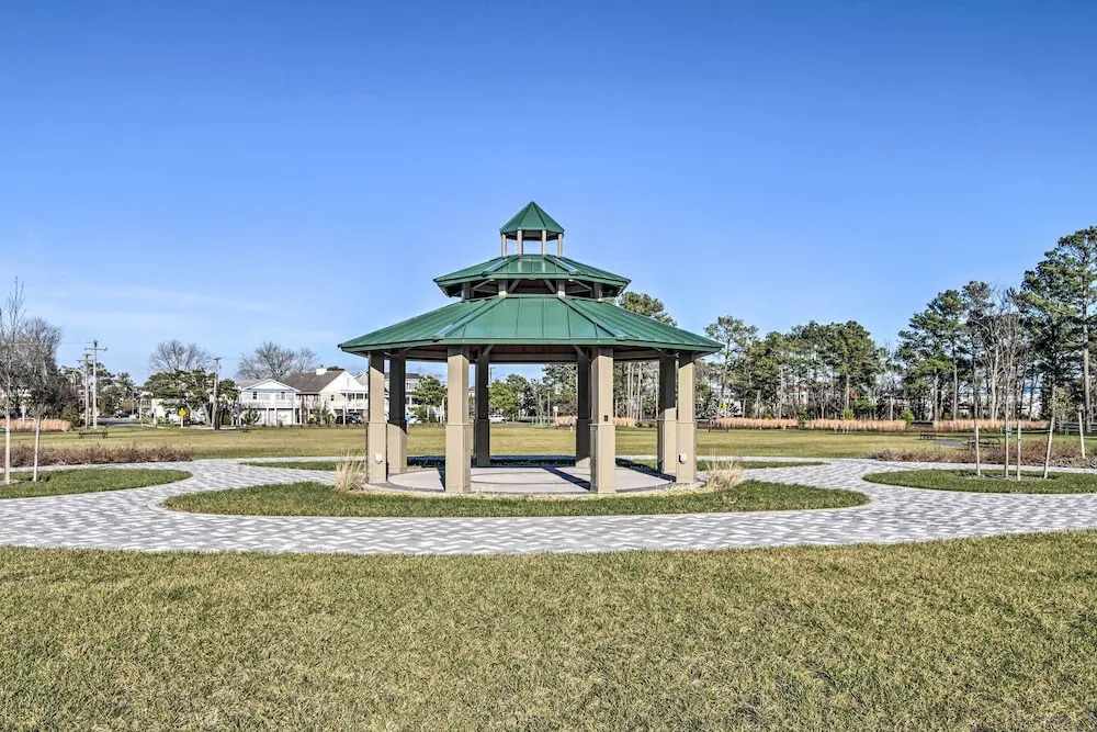 Townhome w/ Outdoor Shower < 1 Mile to Downtown
