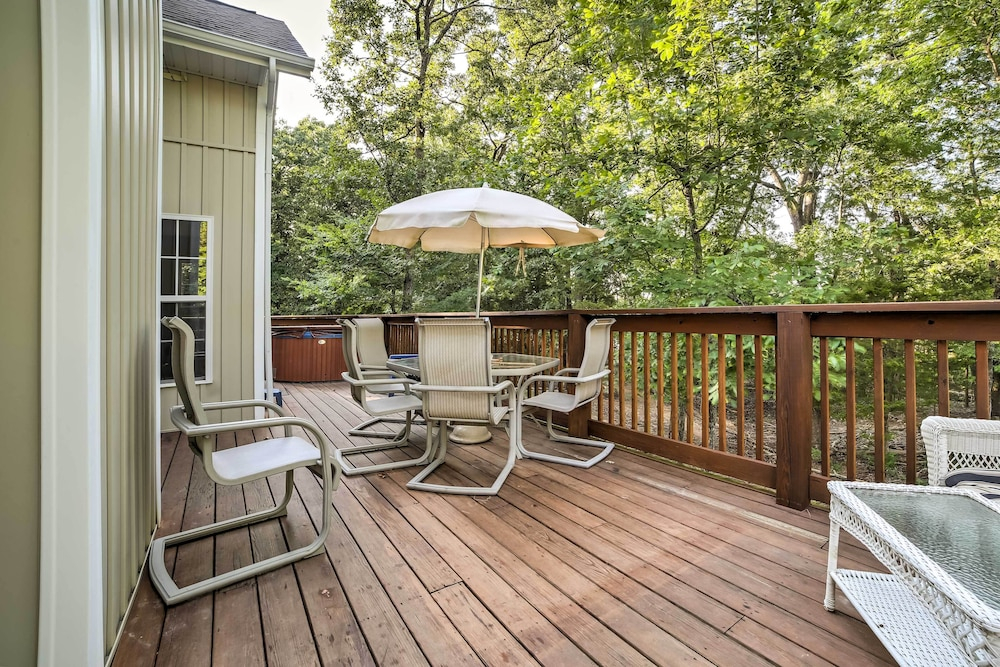 Hot Tub & Wooded Views: Lakefront Blue Eye Cottage