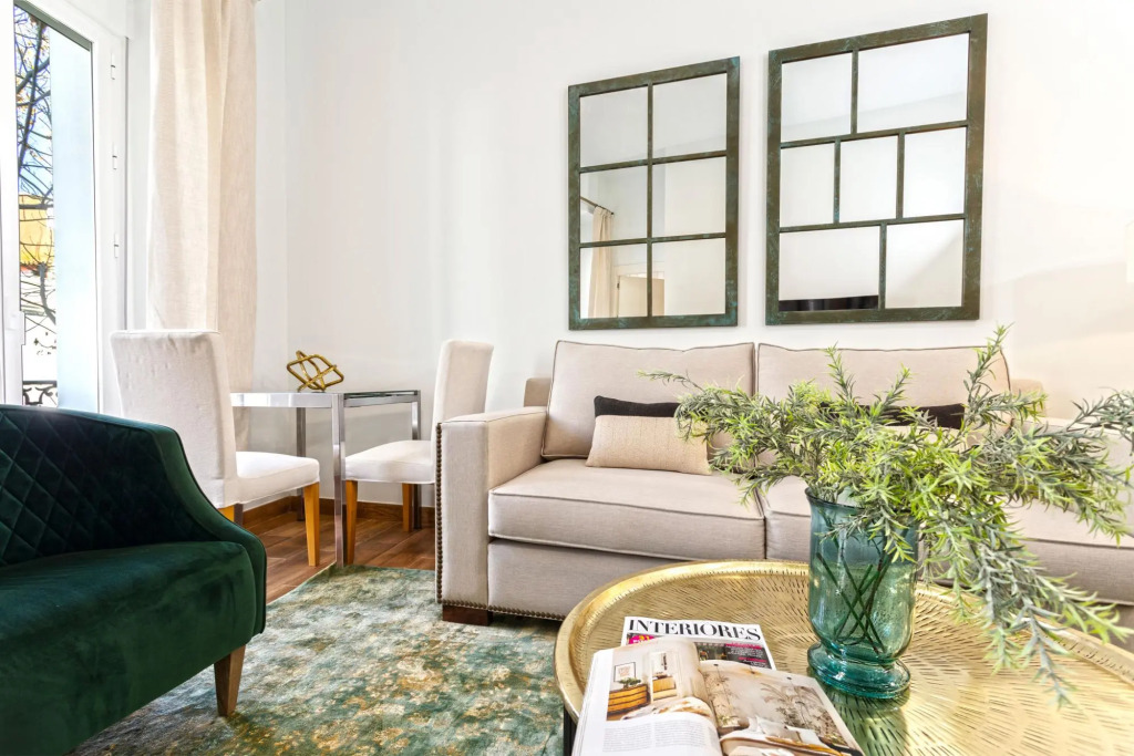Modern apartment located close from the city center. Recaredo V