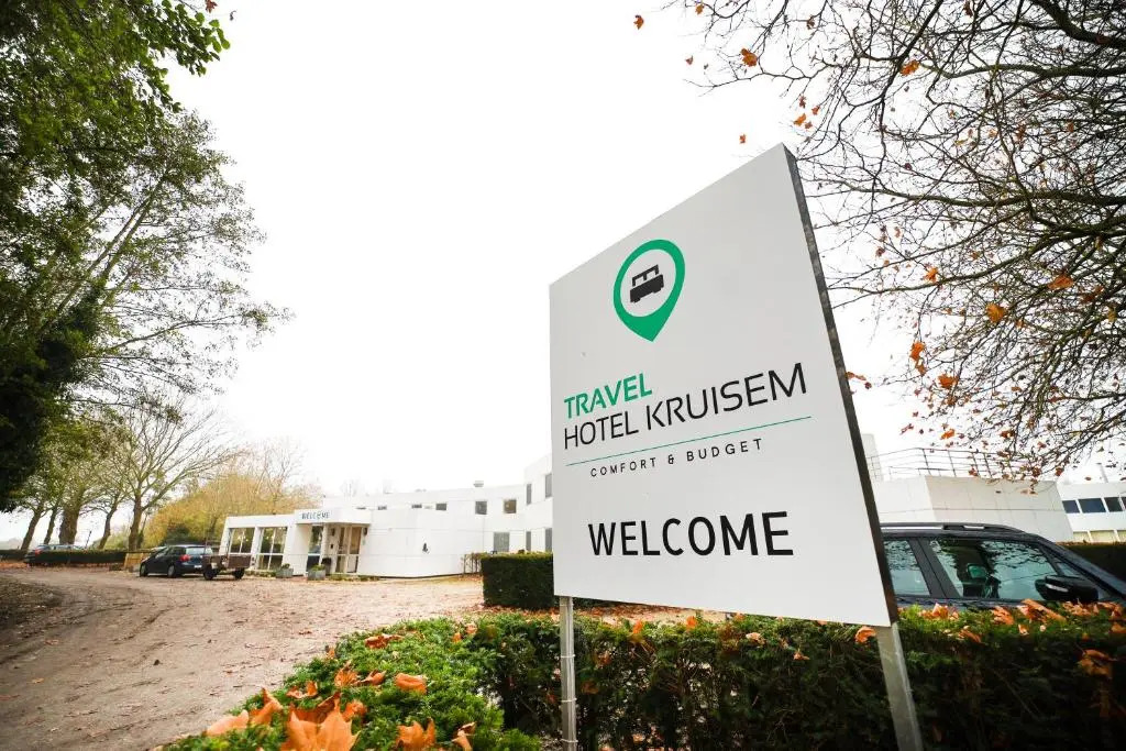 Travel Hotel Kruisem - next to E17 Gent Kortrijk