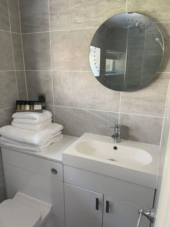 Immaculate 1-bed Studio With Outside Patio