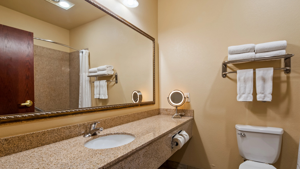 Best Western Plus Crown Colony Inn & Suites
