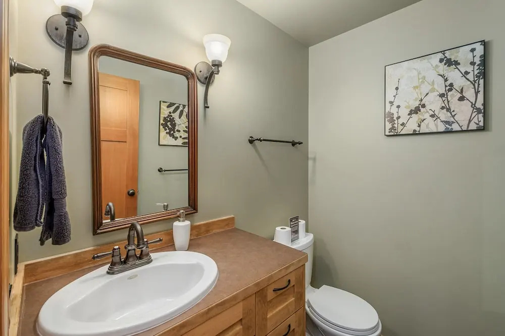 River Heights Home 3 Bedroom Cabin by RedAwning