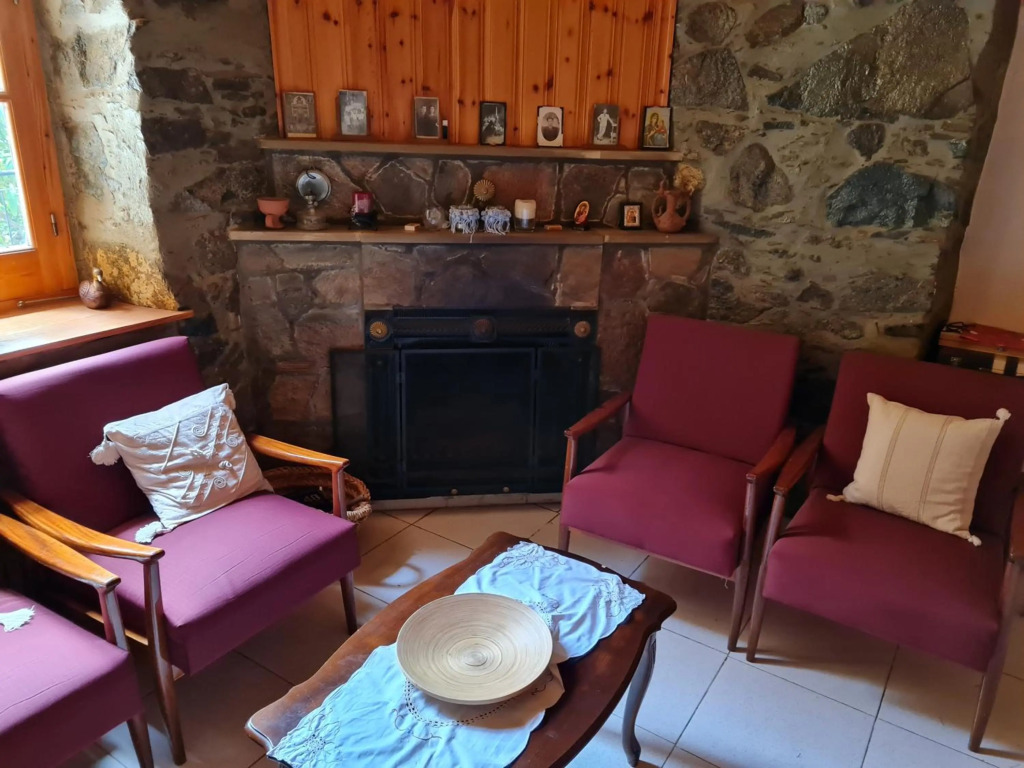 Elpinikis Old Three Bedroom House