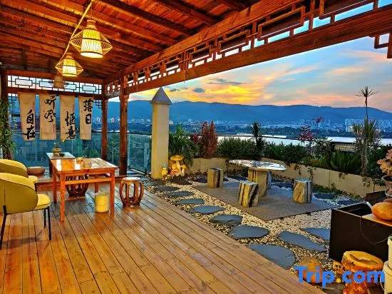 Maitreya Huxi Man Hot Spring Homestay