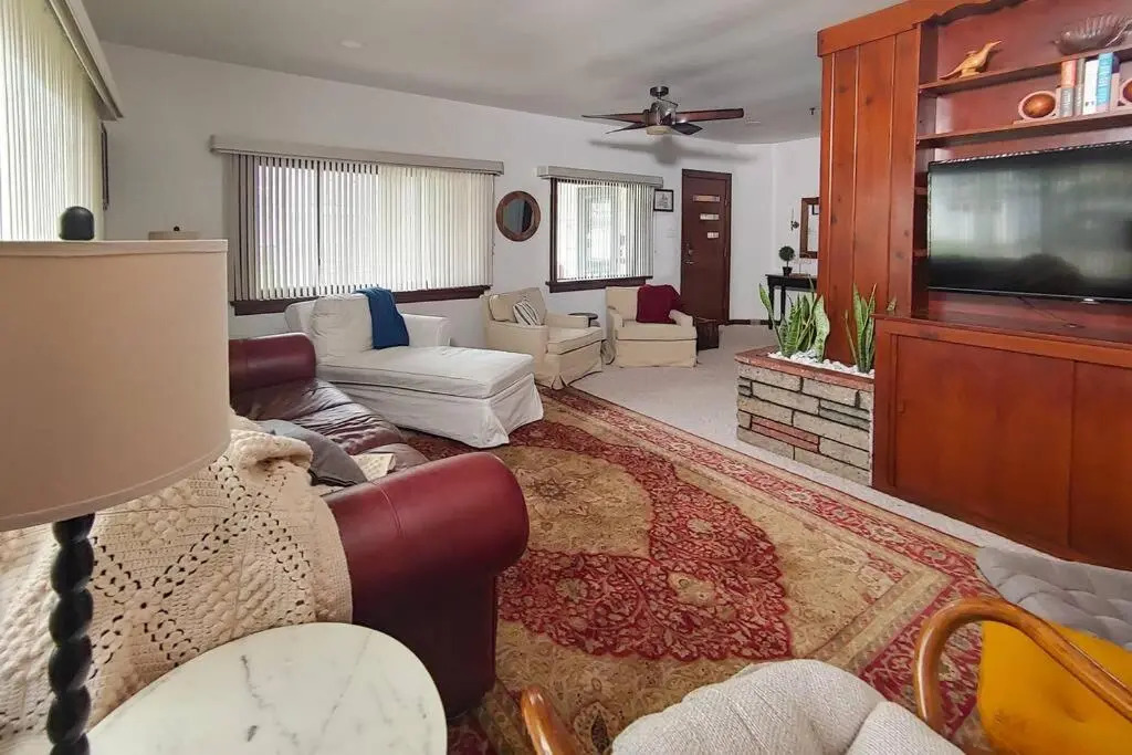 Huge historic, w/large yard & close to beach