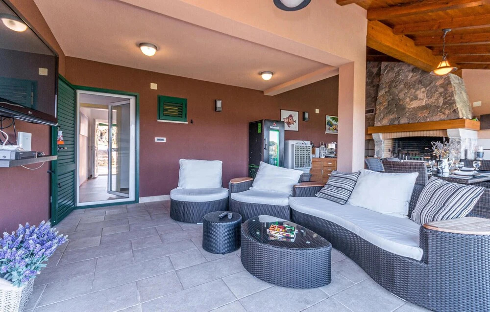 Beautiful Home in Veli Iz With 5 Bedrooms, Wifi and Outdoor Swimming Pool