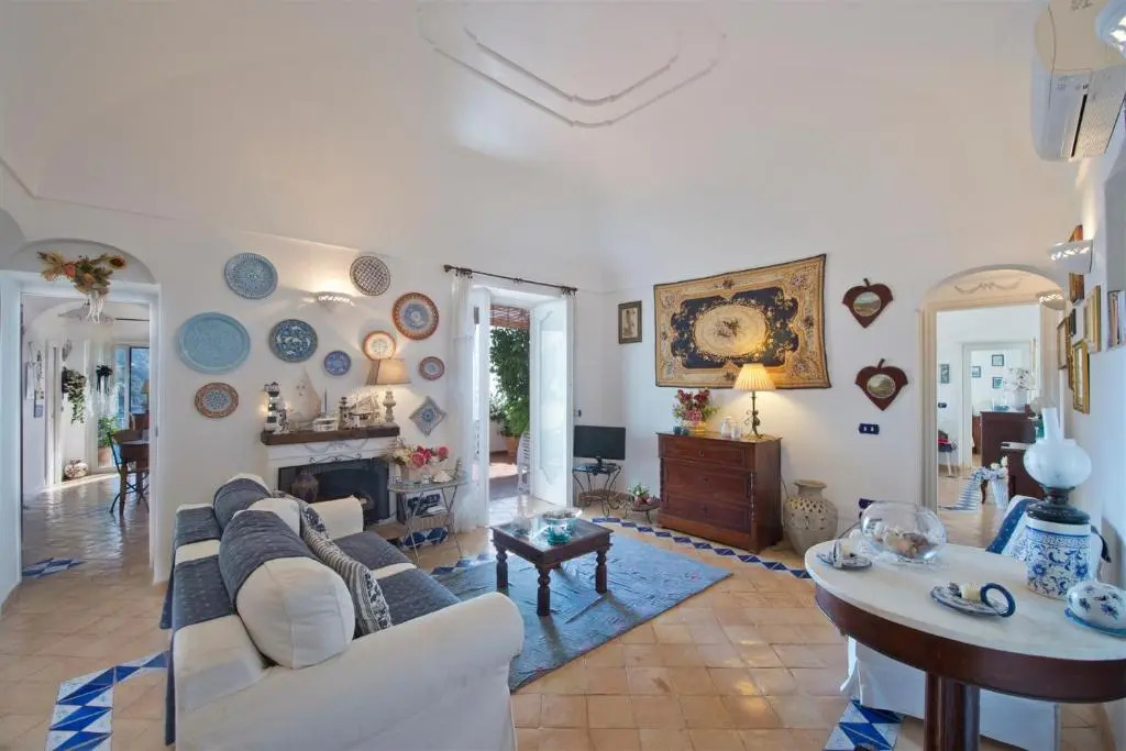 CASA NOEMI 4&2, Emma Villas