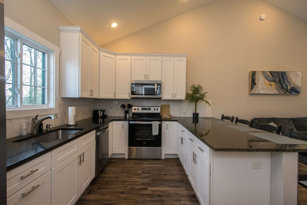Hendersonville Duplex Sleeps 8 Free Tix
