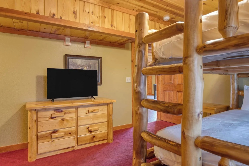 Marco Polo Lodge by Avantstay Sleeps 28 Indoor Pool Theater Game Room View