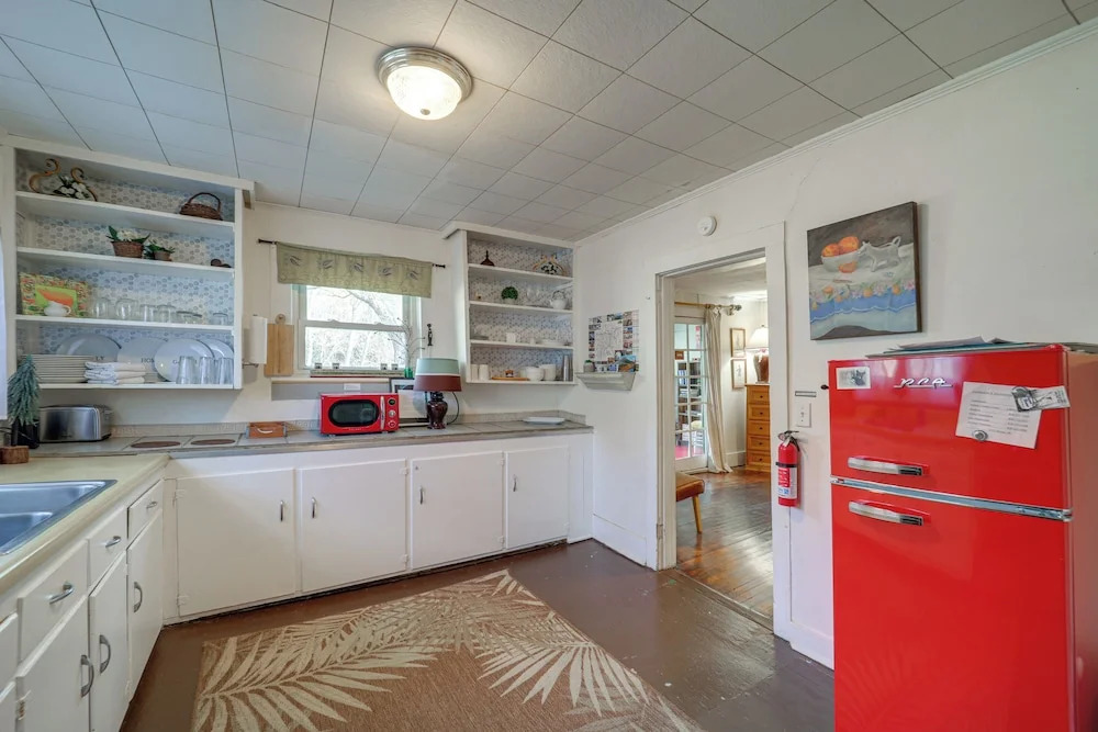Mtn Cottage w/ Fire Pit in Newland!