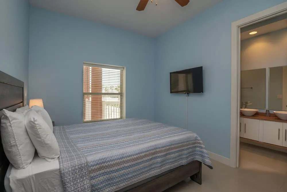 Casual Condo Near Beach w/ Pools, hot tub & Grill!