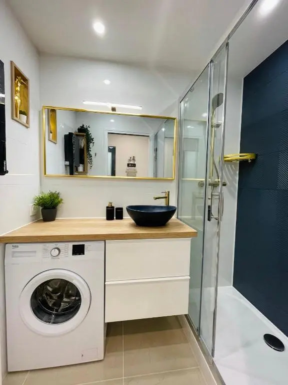 Grand studio en centre ville et à 50 mètres du port, climatisé