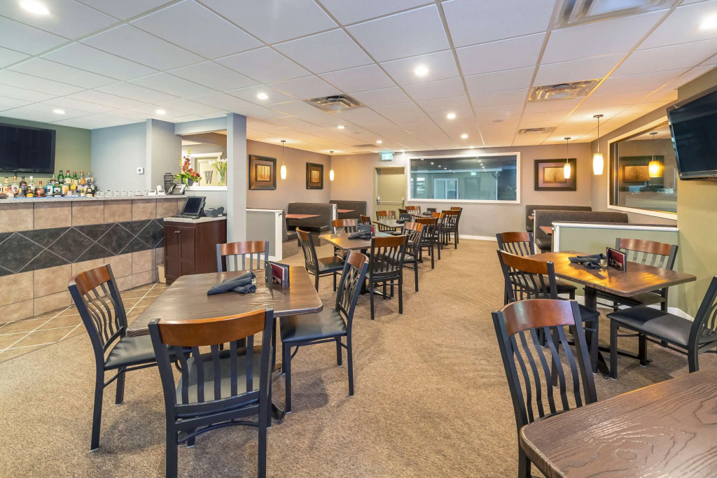 Econo Lodge Inn & Suites