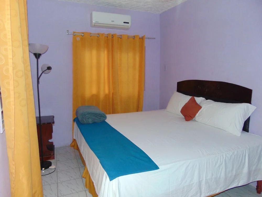 Tropical Manor Inn