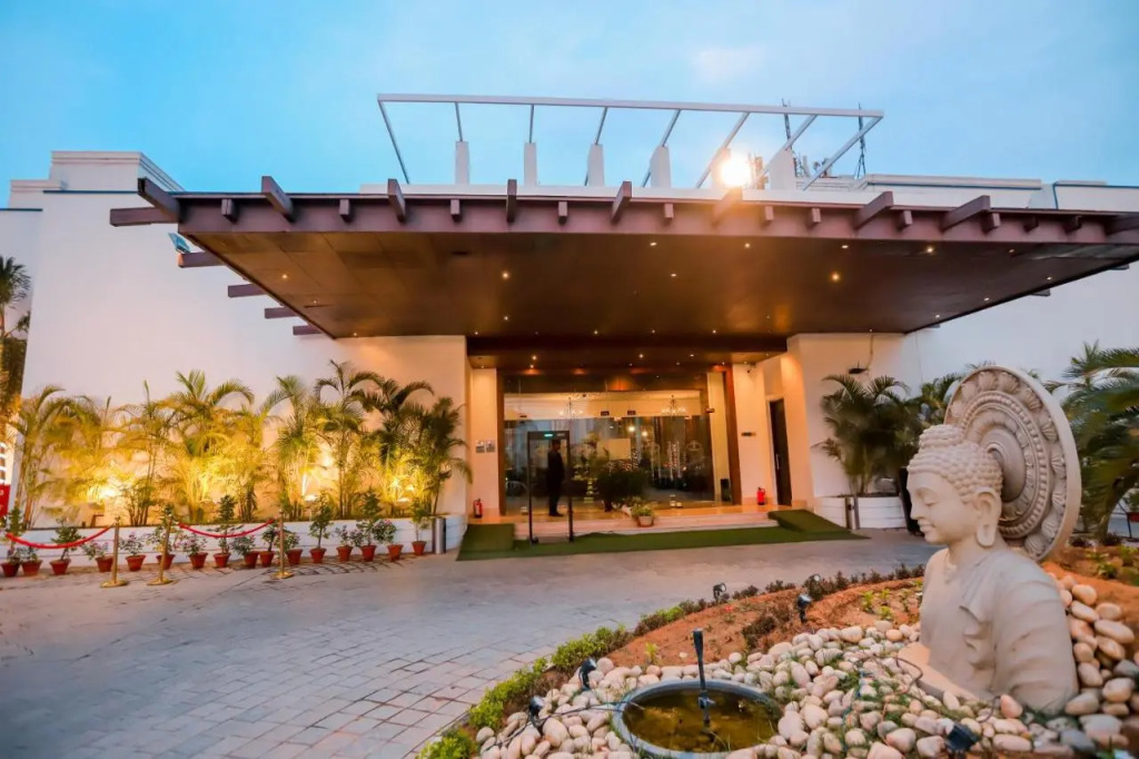 Bel-La Monde Hotel NH8 at 6km from IGI Airport Delhi