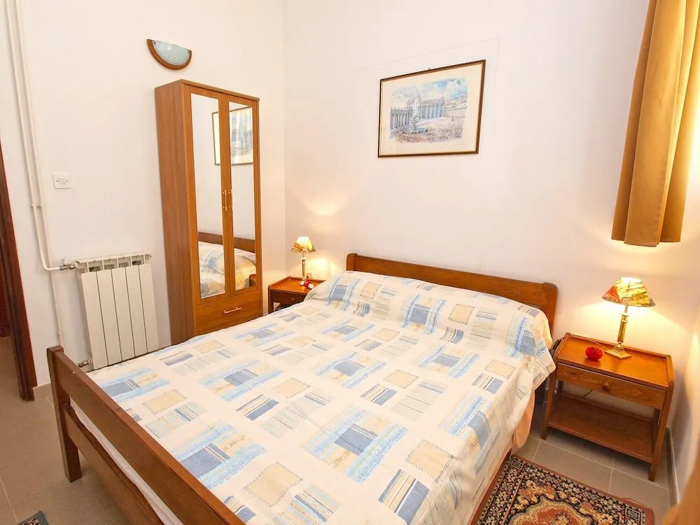 Apartment 894