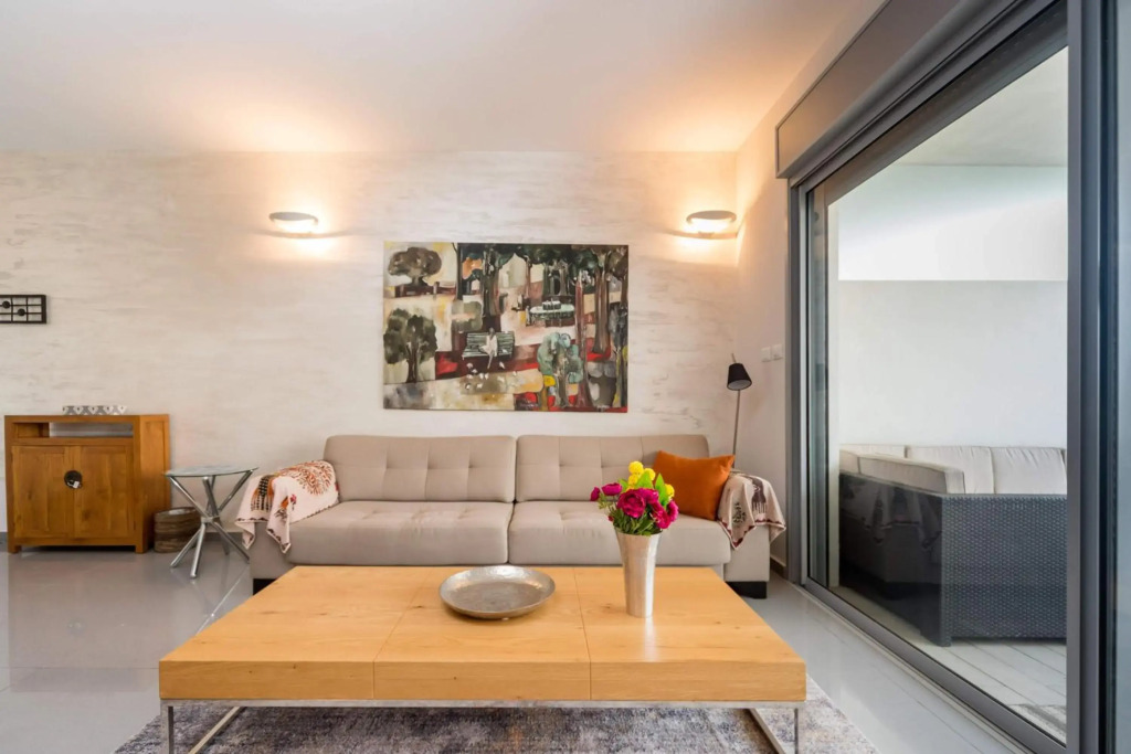 Beautiful Apts w/ Large Balcony & Parking by Sea N' Rent