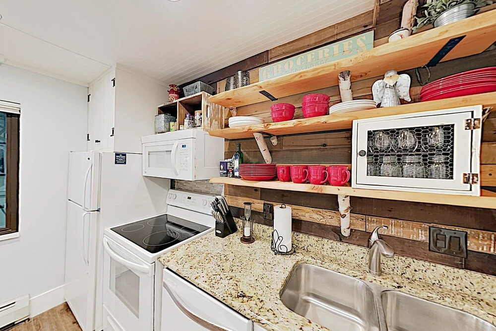 Luxe W/ Pool & Hot Tub - Steps To Lifts! 2 Bedroom Condo