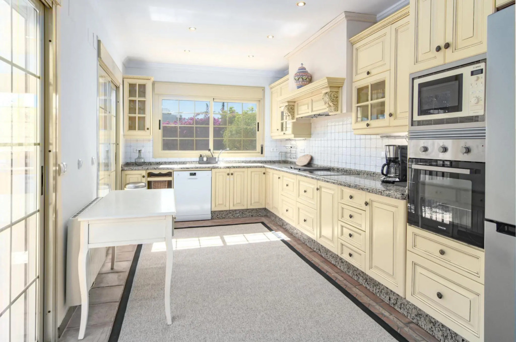 CLN- Spacious 6 bedroom villa next to beach