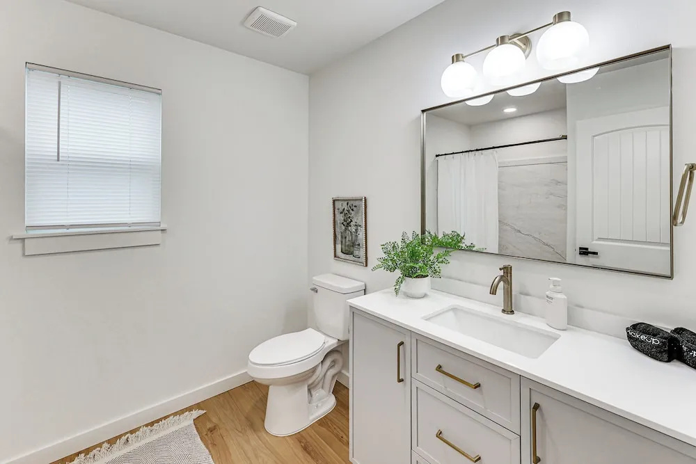 Near Trails & Town! Newly Built Mena Retreat