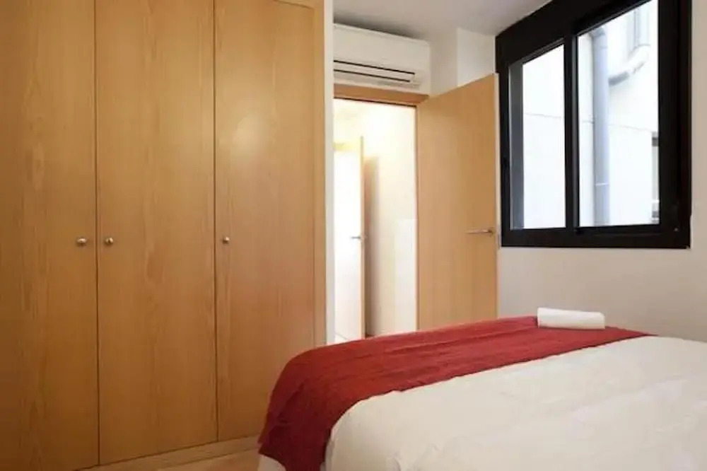 Spacious Apartment for Families Near Park Guell