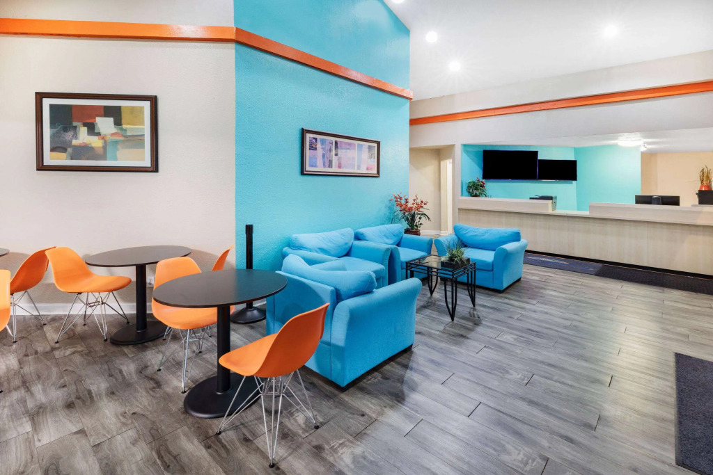 Howard Johnson by Wyndham Houston Hobby Airport
