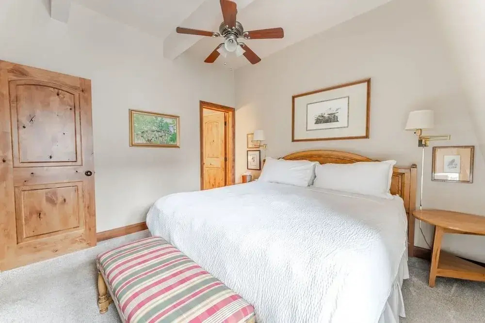 Aspen Downtown 2BR Ski Condo w/ Fireplace - CD 17