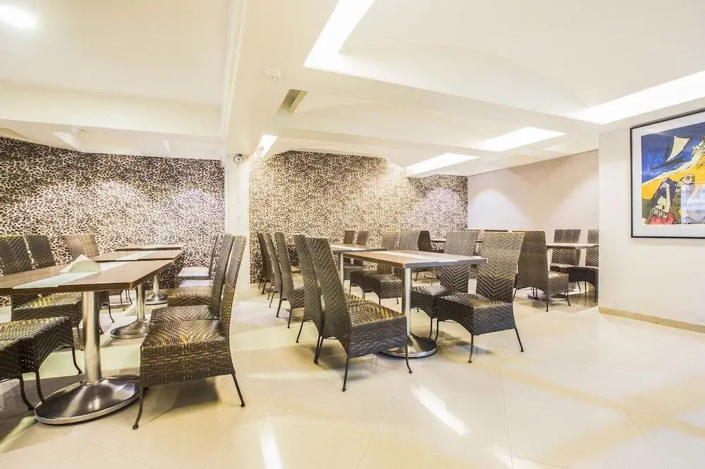 OYO Premium Mumbai International Airport 3