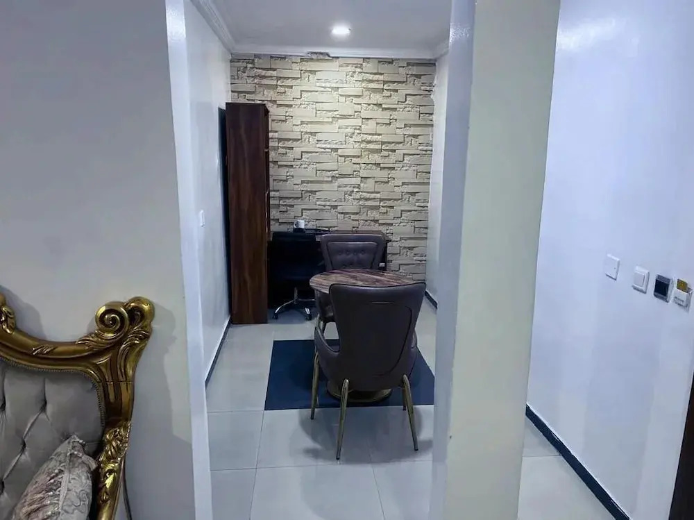 Brick Rock Hotel And Suites