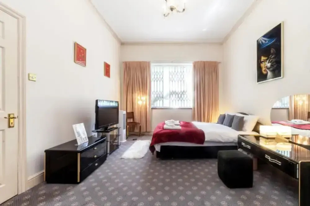 Large 3-bed Apartment in London Kensington Gardens