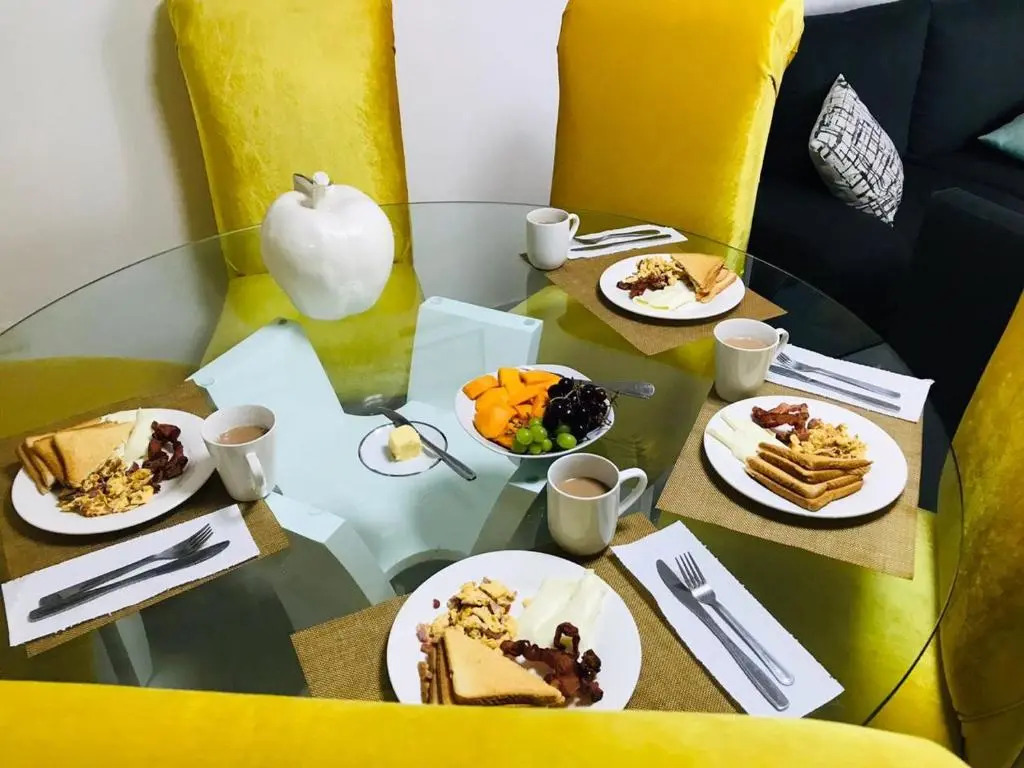 Lia Amanda, 2B con cocinero para desayuno Santiago DR
