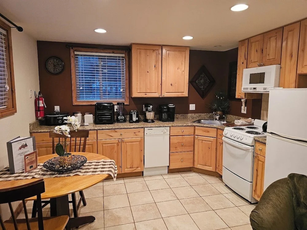 Alpenglow One Bedroom One Bath A09